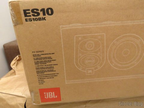 Caixas acústicas JBL em suas embalagens