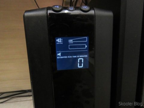 No-Break APC Backup UPS Pro 1000 (à esquerda) com as baterias mortas