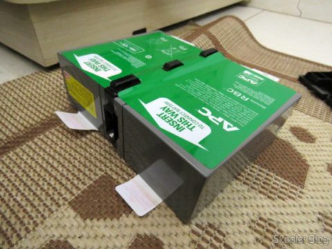 As Baterias CSB HR 1234W F2 12VDC 9Ah 34W longa vida 8 anos, já com as roupas da APC