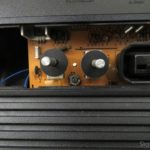 Ajustando a Matiz no Atari 2600 Trimpot de ajuste de matiz no Atari 2600 da Polyvox, modelo com fonte embutida e joysticks destacáveis