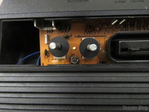 Trimpot de ajuste de matiz no Atari 2600 da Polyvox, modelo com fonte embutida e joysticks destacáveis
