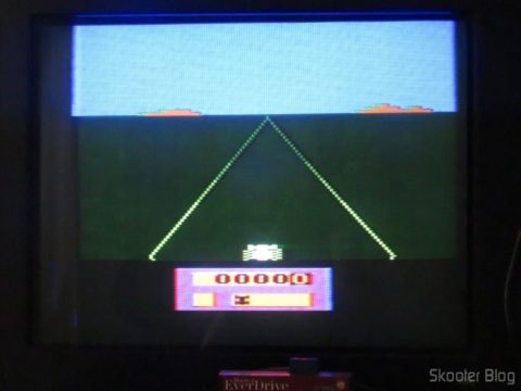 Cores do Enduro no meu Atari da Polyvox, modelo com fonte embutida e joysticks destacáveis, antes do ajuste de matiz