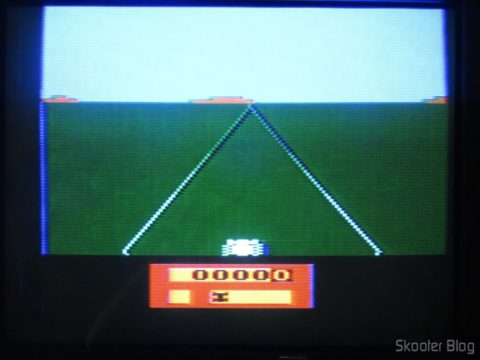 Cores do Enduro no meu Atari da Polyvox, modelo com fonte embutida e joysticks destacáveis, após o ajuste de matiz