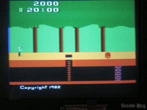 Cores do Pitfall no meu Atari da Polyvox, modelo com fonte embutida e joysticks destacáveis, após o ajuste de matiz