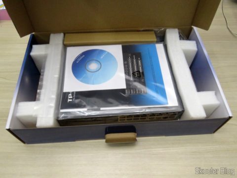 2º Switch Easy Smart Gigabit de 16 Portas TP-Link TL-SG1016DE, em sua embalagem