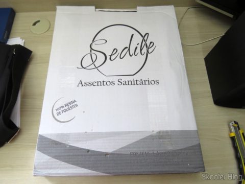 Assento Sanitário Poliéster para Louça Deca Ravena, da marca Sedile, em sua embalagem