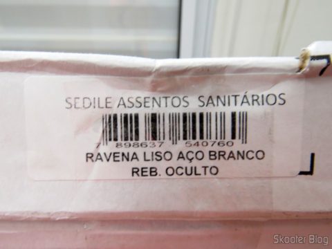 Assento Sanitário Poliéster para Louça Deca Ravena, da marca Sedile, em sua embalagem