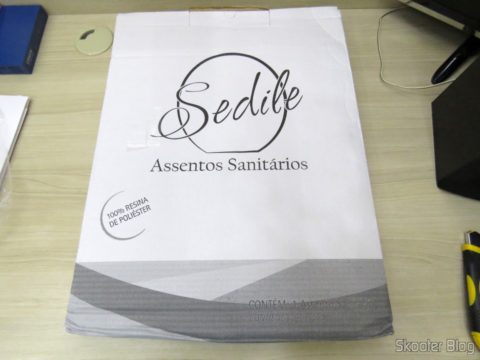 Assento Sanitário Poliéster para Louça Celite Azaléa, da marca Sedile, em sua embalagem