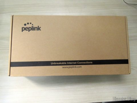 Peplink Balance One, em sua embalagem
