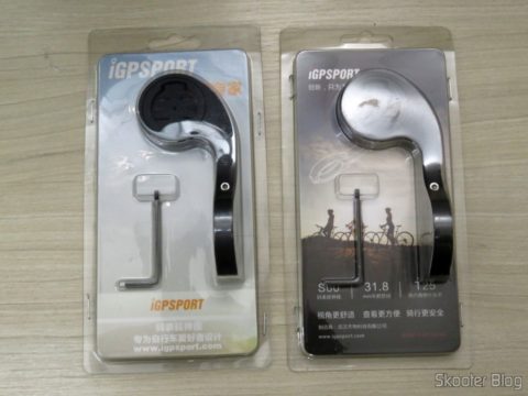 Suporte de 31,8mm para iGPSPORT iGS20/20Plus/60 e Garmin Edge 200 500 510 800 810, em sua embalagem, ao lado do suporte que veio junto com o Velocímetro / Computador de Bicicleta iGPSPORT iGS20E