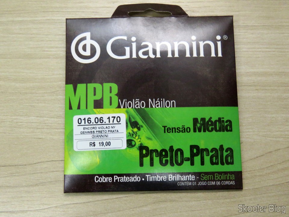 Encordoamento Giannini MPB Violão Náilon Tensão Média Preto-Prata, em sua embalagem