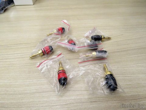 8 Plugs Banana Deadbolt Banhados a Ouro, em suas respectivas embalagens