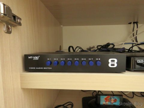 Switch de Vídeo Composto + Audio Estéreo (3 RCA) com 8 entradas e 1 saída.