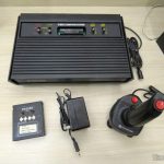Atari 2600 da Polyvox com placa americana Rev. 17 Atari 2600 com cartucho Dactar com 4 jogos, fonte de alimentação e joystick de Dynavision
