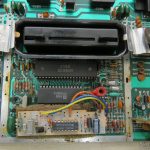 De-transcodificando Atari 2600 Rev. 17 para NTSC (Polyvox com placa americana) - Parte 1 A plaquinha de transcodificação para PAL-M da Polyvox, colada em cima do TIA