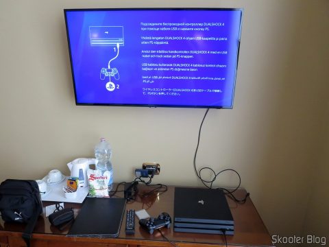 Playstation 4 Pro, ligado na TV do hotel.