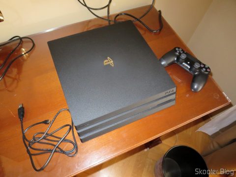 Playstation 4 Pro, ligado na TV do hotel.