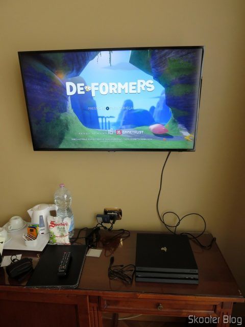Testando o Deformers no Playstation 4 Pro, na TV do hotel.