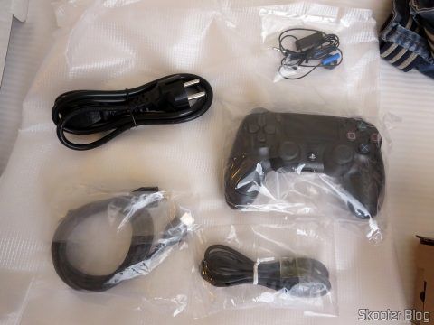 Acessórios que acompanham o Playstation 4 Pro.