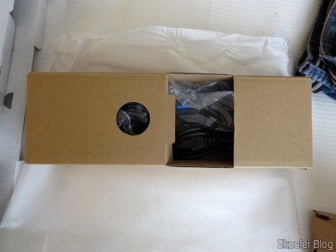 Acessórios que acompanham o Playstation 4 Pro.