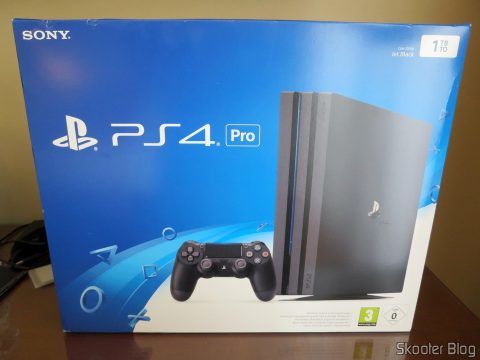 Playstation 4 Pro, em sua embalagem.