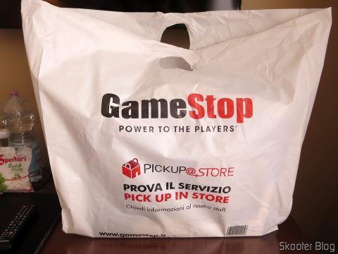 Playstation 4 Pro, na sacola da GameStop italiana.