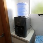 Bebedouro de Garrafão de Mesa em Inox Belliere, em funcionamento
