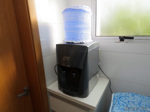 Bebedouro de Garrafão de Mesa em Inox Belliere, em funcionamento