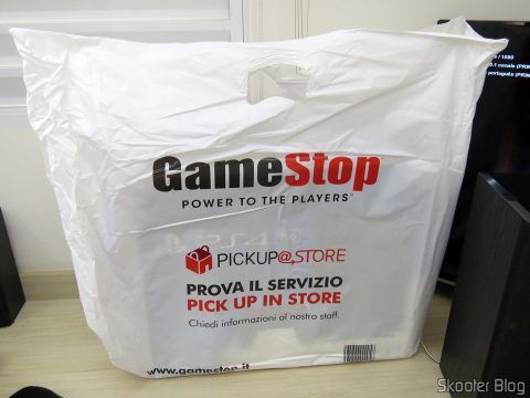 Playstation 4 Pro, na sacola da GameStop italiana.