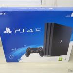 Playstation 4 Pro + 2 Jogos - GameStop em Trieste - Itália Playstation 4 Pro, em sua caixa.