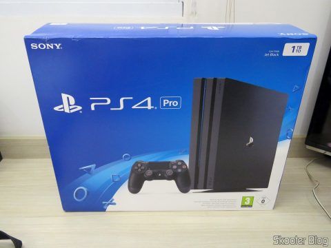 Playstation 4 Pro, em sua caixa.