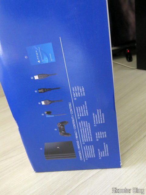 Playstation 4 Pro, em sua caixa.