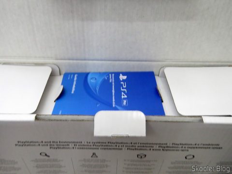 Playstation 4 Pro, em sua caixa.
