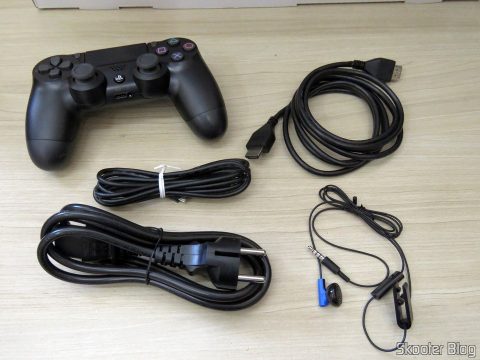 Acessórios que acompanham o Playstation 4 Pro.