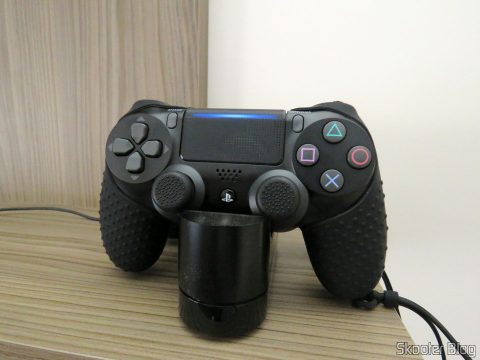 O novo DualShock 4 carregando no carregador oficial da Sony.