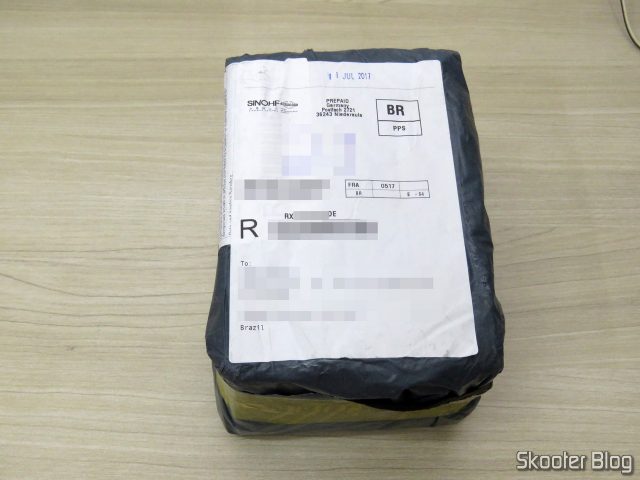 Pacote com o Monitor de Pressão Arterial Eletrônico