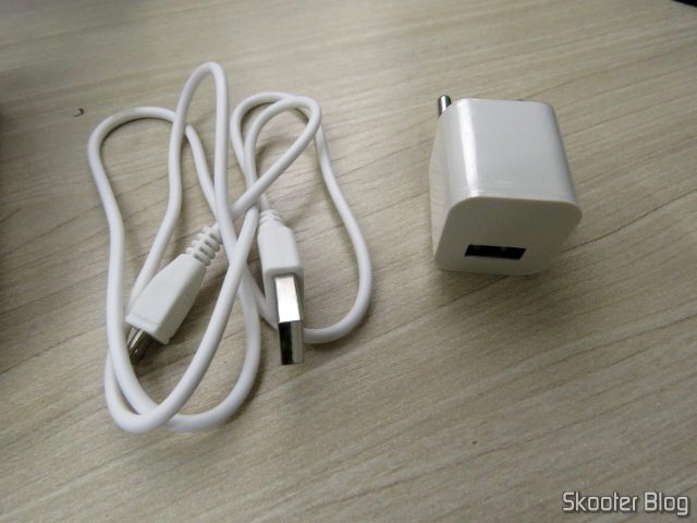 Fonte de Alimentação e Cabo USB do Monitor de Pressão Arterial Eletrônico