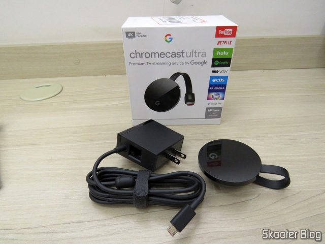 Chromecast Ultra, com a fonte de alimentação.