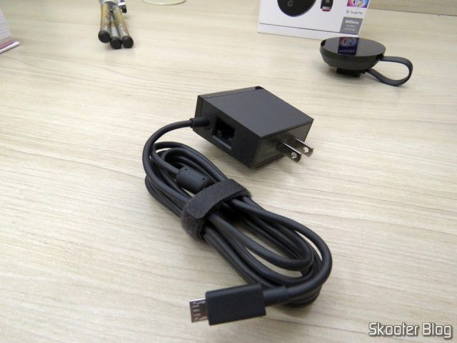 Fonte de Alimentação do Chromecast Ultra. Note a porta Ethernet.