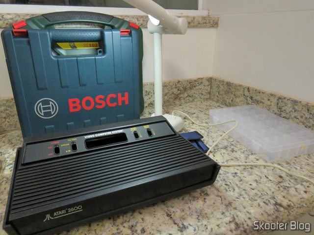 A carcaça do Atari 2600 e a Parafusadeira, tudo pronto para começar.