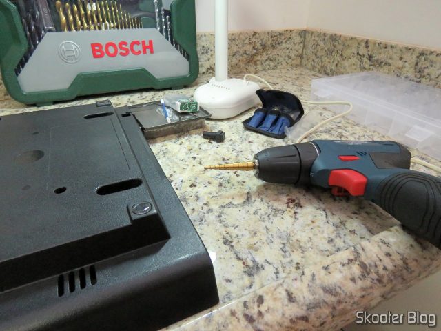 Parafusadeira com a broca escalonada instalada.