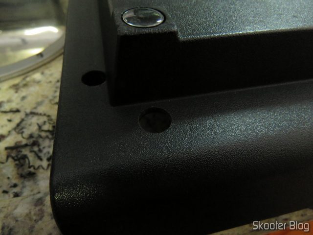Furo na carcaça do Atari 2600 para o botão de pausa e mudança de paleta.