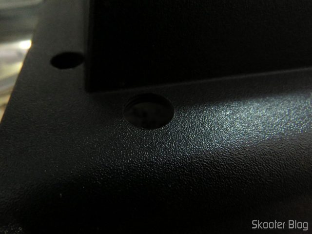 Furo na carcaça do Atari 2600 para o botão de pausa e mudança de paleta.