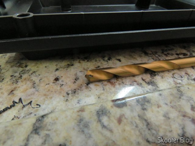 A primeira não deu. Broca um pouco maior para desgastar um pouco em volta do furo.