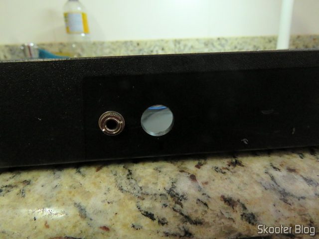Furo para o jack mini DIN, para a saída RGB.