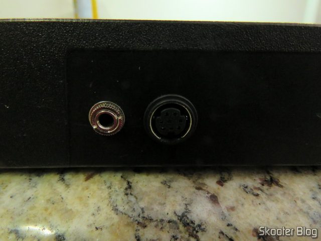 Plug mini DIN apenas colocado no furo. Atenção: a orientação está incorreta.