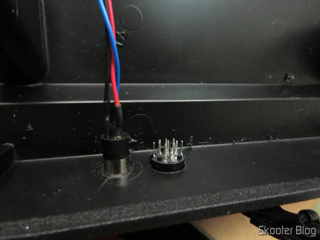 Plug mini DIN apenas colocado no furo. Atenção: a orientação está incorreta.
