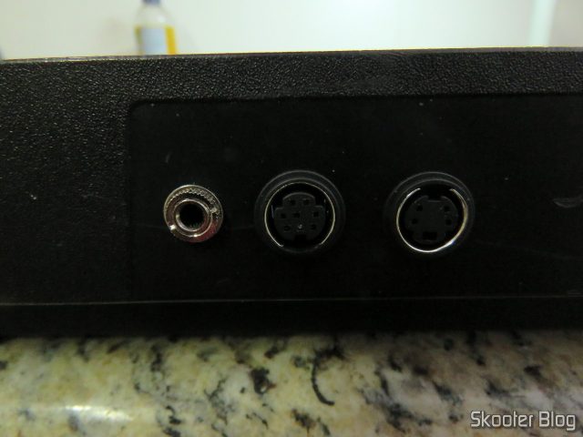 Jacks mini DIN e S-Video colocados nos furos. Atenção: a orientação do jack mini DIN está incorreta.