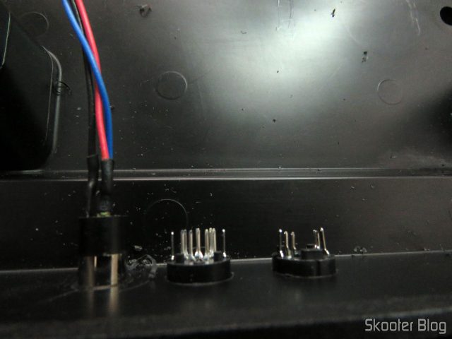 Jacks mini DIN e S-Video colocados nos furos.