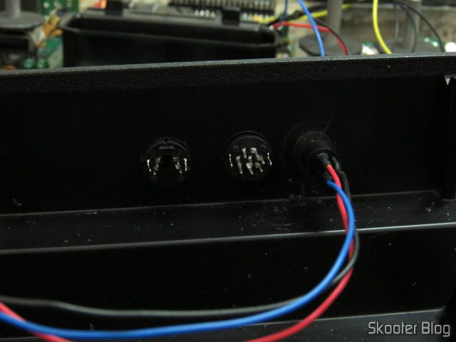 Jacks mini DIN e S-Video colocados nos furos.
